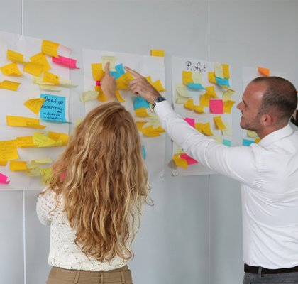 Brainstorm sessie met post-its
