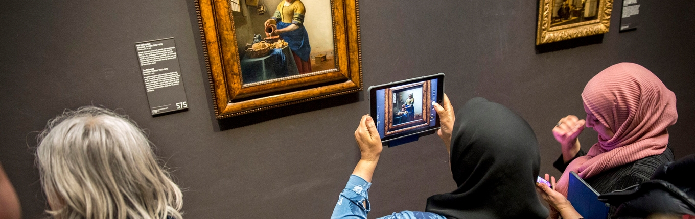 Iemand maakt foto van het Melkmeisje, Johannes Vermeer