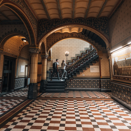 Stel loopt een trap op in het Drents Museum