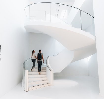 Bezoekers op de trap bij Drents Museum Assen