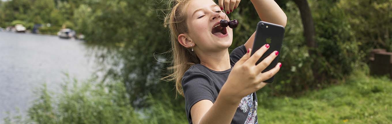 Kind in de kersenboomgaard