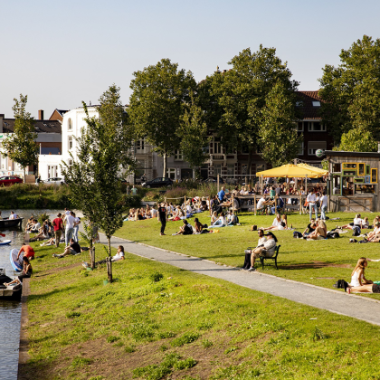Zonnige dag aan de Singel in Utrecht