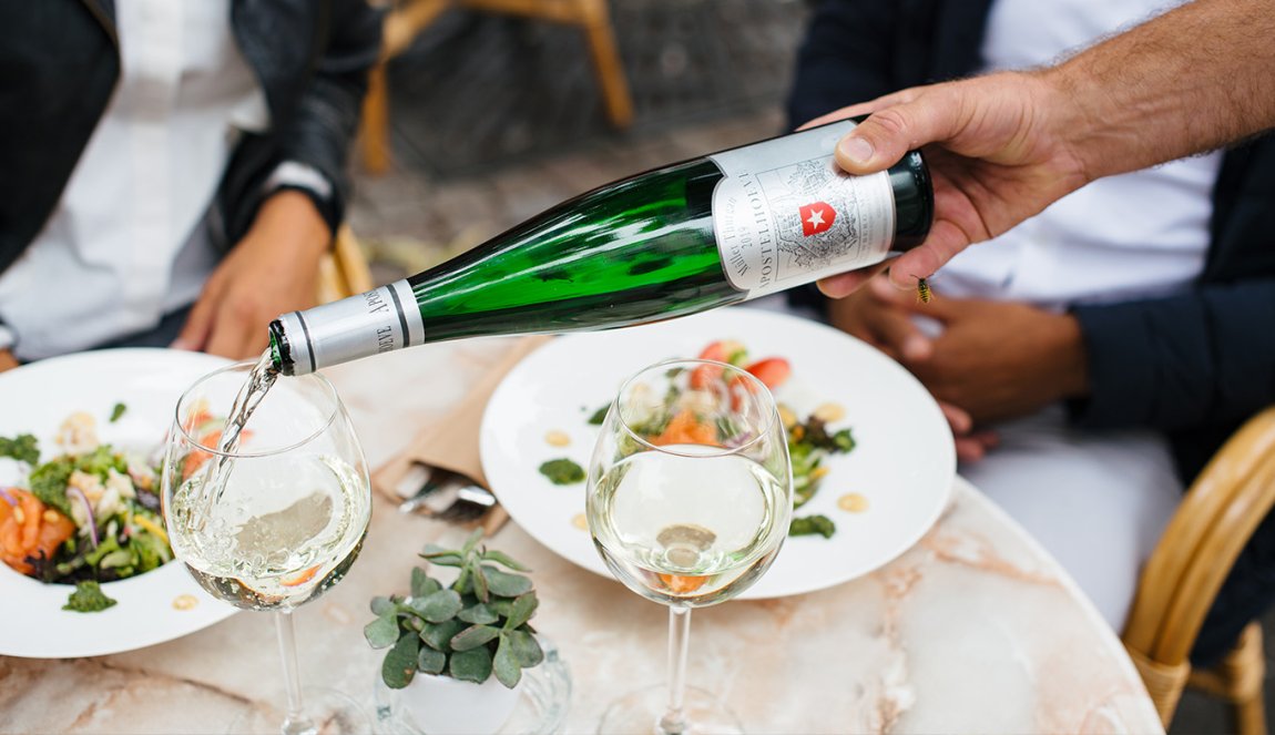 Dineren in Maastricht met salade en witte wijn