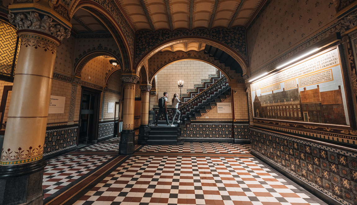 Stel loopt een trap op in het Drents Museum