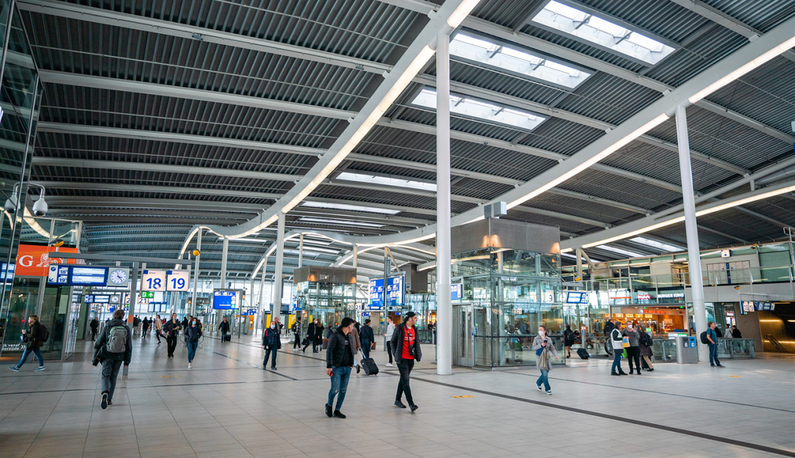 Mensen lopen door de stationshal van Utrecht Centraal Mensen lopen door de stationshal van Utrecht Centraal