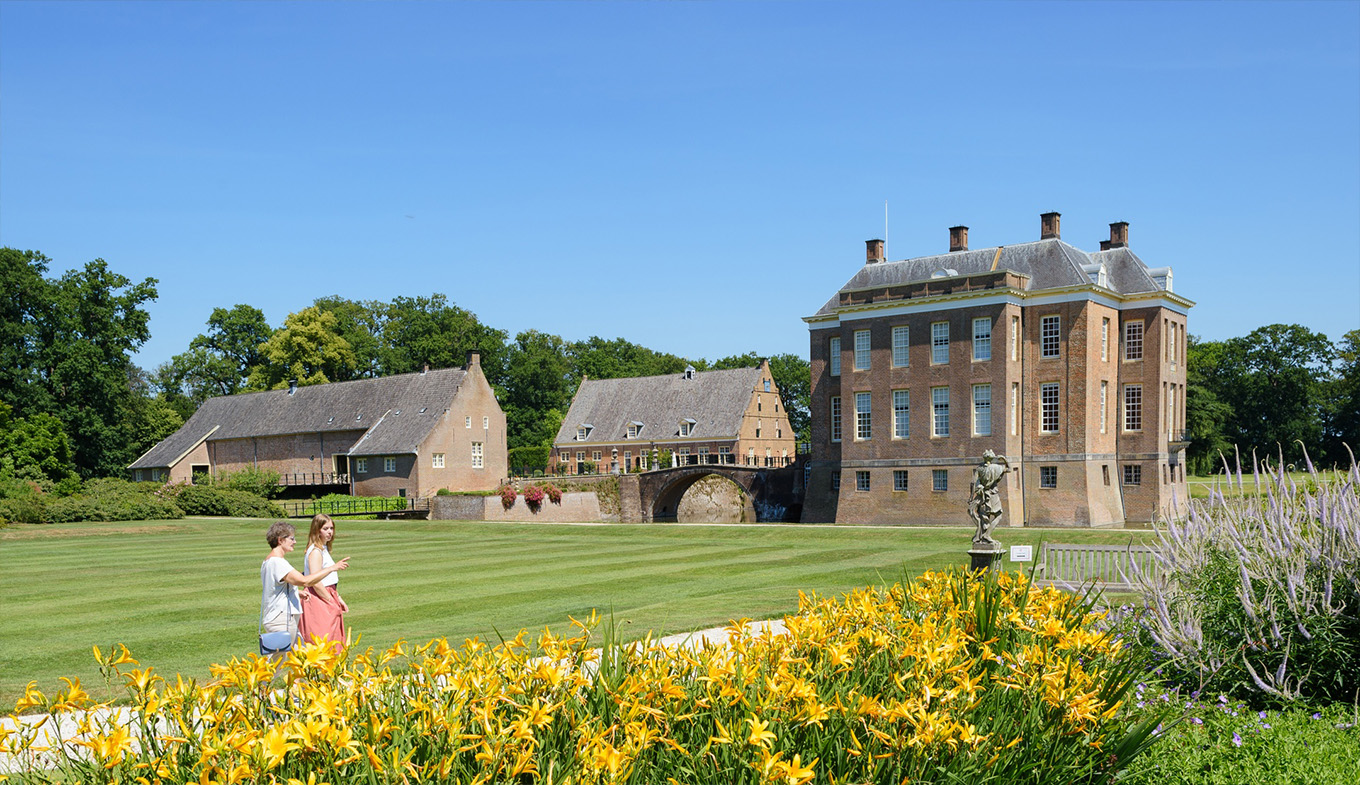 Twee wandelaars in de tuinen van Kasteel Middachten