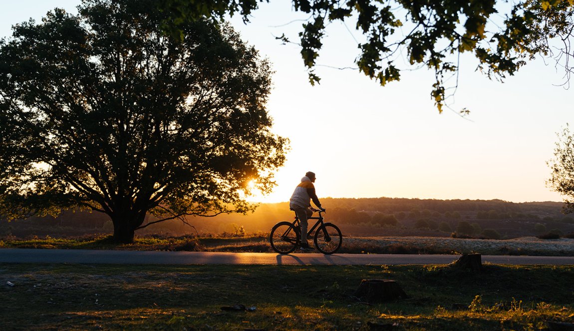 Fietser tijdens zonsondergang