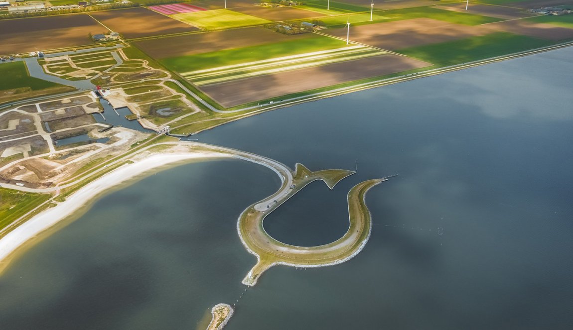 Bijzonder schiereiland in de vorm van een tulp in Zeewolde