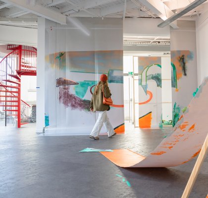 Vrouw loopt door expositie in Enschede
