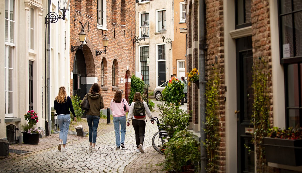 4 dames in het Bergkwartier Deventer