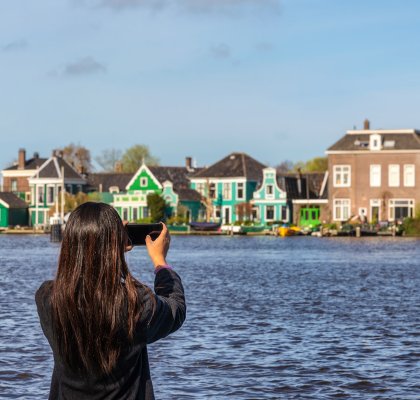 Toerist maakt foto van Zaandse Schans huizen