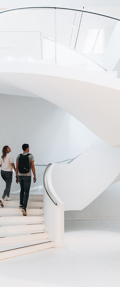 Bezoekers op de trap bij Drents Museum Assen