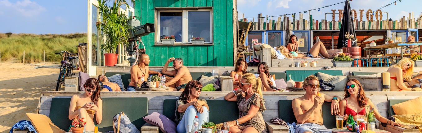 Mensen ontspannen bij Beachclub 'Indigo in Scheveningen