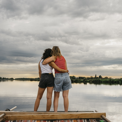 Vriendinnen kijken samen over het water uit in Waterland