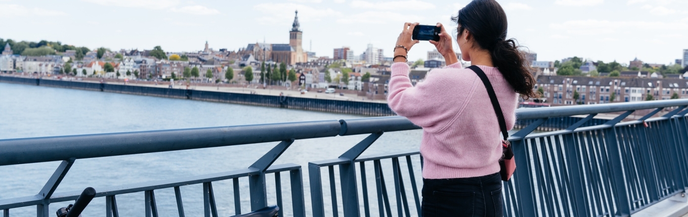 Fietser maakt foto op brug