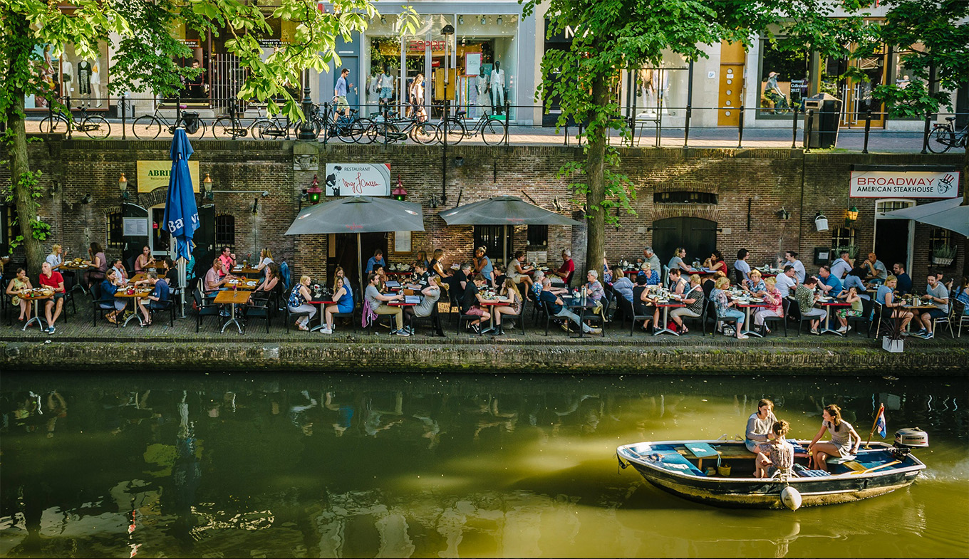 Eerste zomerse dag - volle terrassen in Utrecht Eerste zomerse dag - volle terrassen in Utrecht