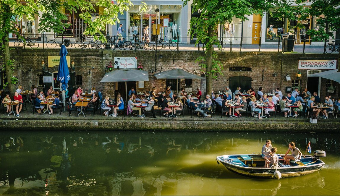 Eerste zomerse dag - volle terrassen in Utrecht Eerste zomerse dag - volle terrassen in Utrecht