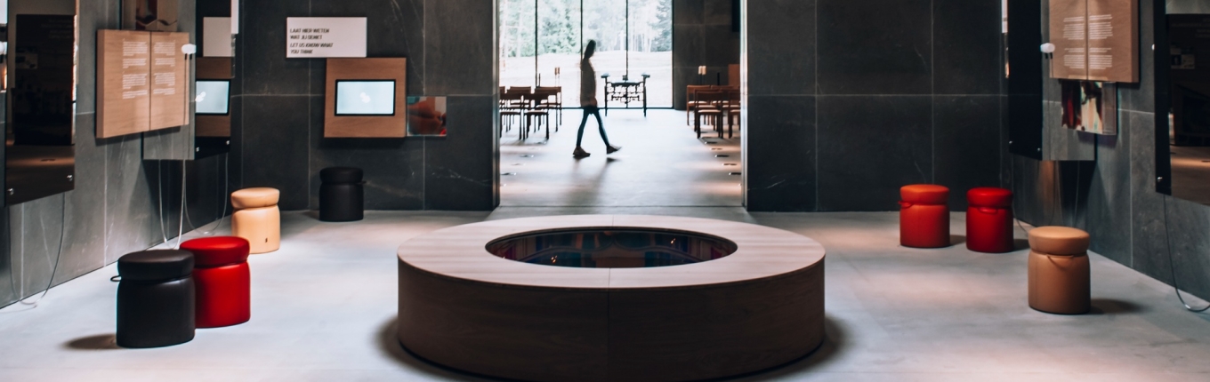 Zaal in herdenkings- en educatiecentrum Nationaal Ereveld Loenen