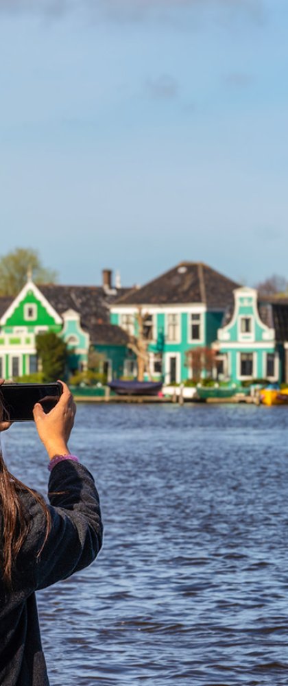 Toerist maakt foto van Zaandse Schans huizen