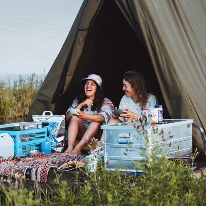 Twee dames op hun vlot van Flotten in het weiland bij Waterland