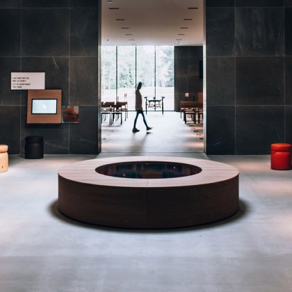 Zaal in herdenkings- en educatiecentrum Nationaal Ereveld Loenen