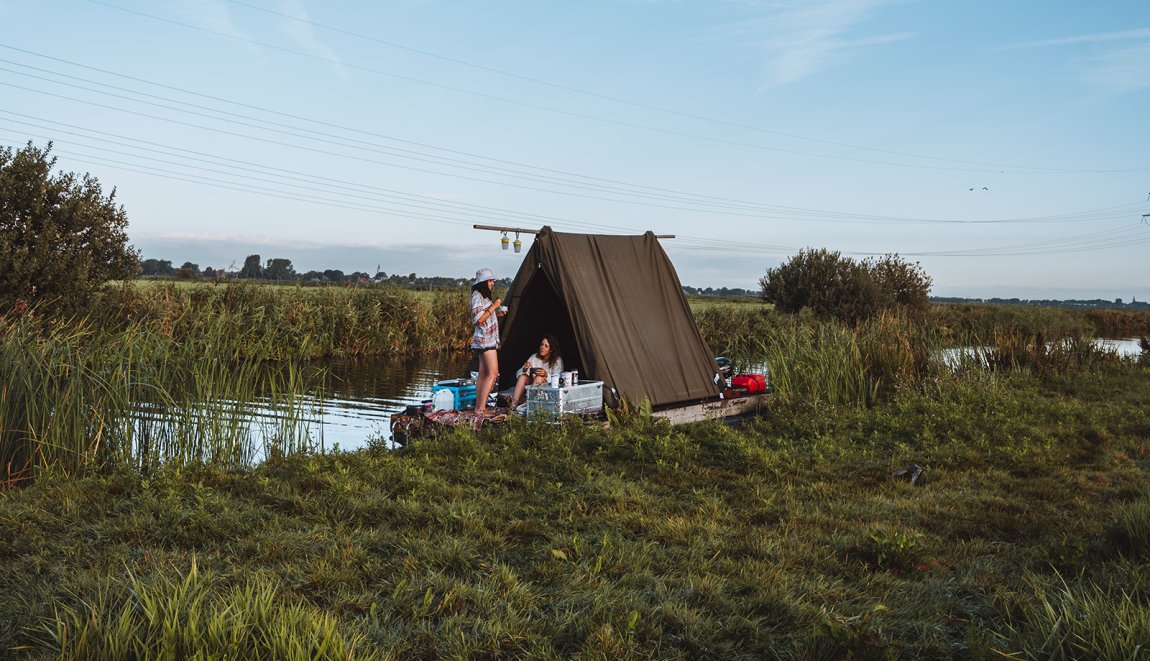 Twee dames op hun vlot van Flotten in het weiland bij Waterland Twee dames op hun vlot van Flotten in het weiland bij Waterland