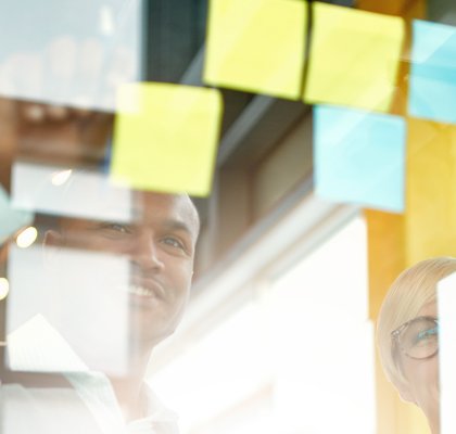 Jaaroverzicht in gele post-its