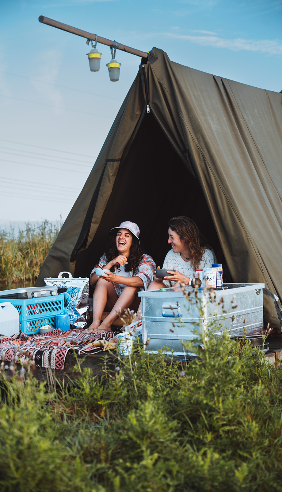 Twee dames op hun vlot van Flotten in het weiland bij Waterland