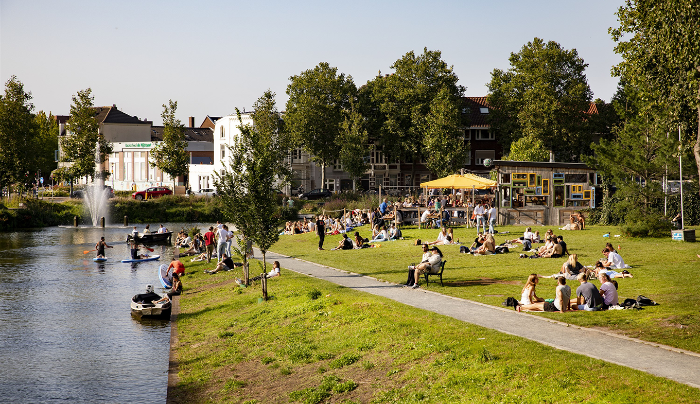 Zonnige dag aan de Singel in Utrecht Zonnige dag aan de Singel in Utrecht
