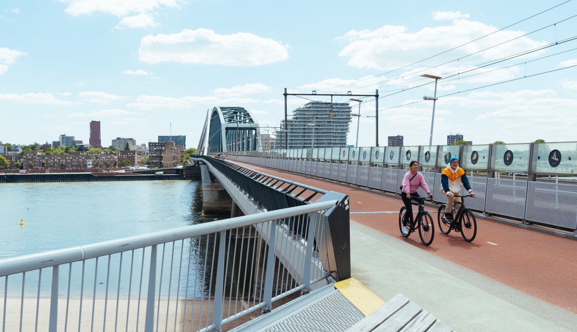 Fietsers op brug