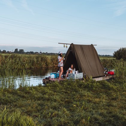 Twee dames op hun vlot van Flotten in het weiland bij Waterland