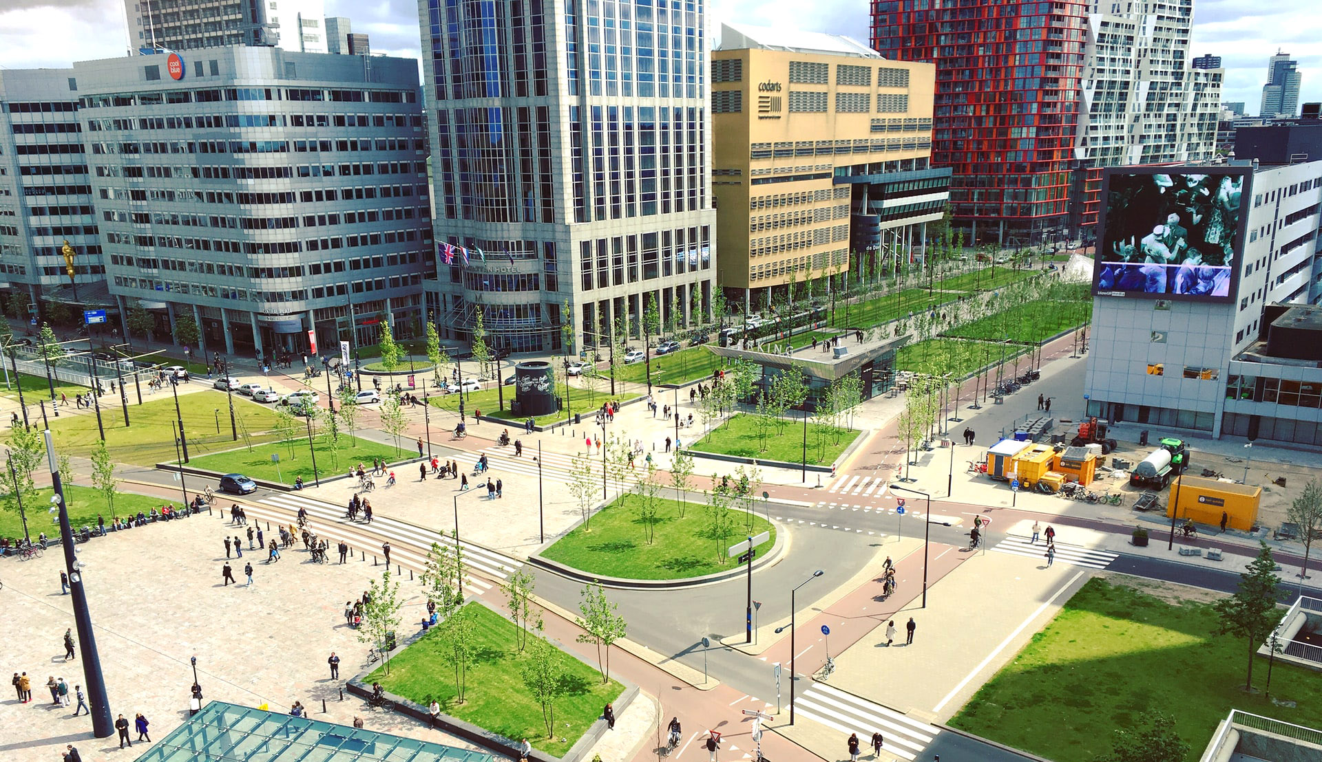 Mensen wandelen op plein voor Rotterdam Centraal Station Mensen wandelen op plein voor Rotterdam Centraal Station