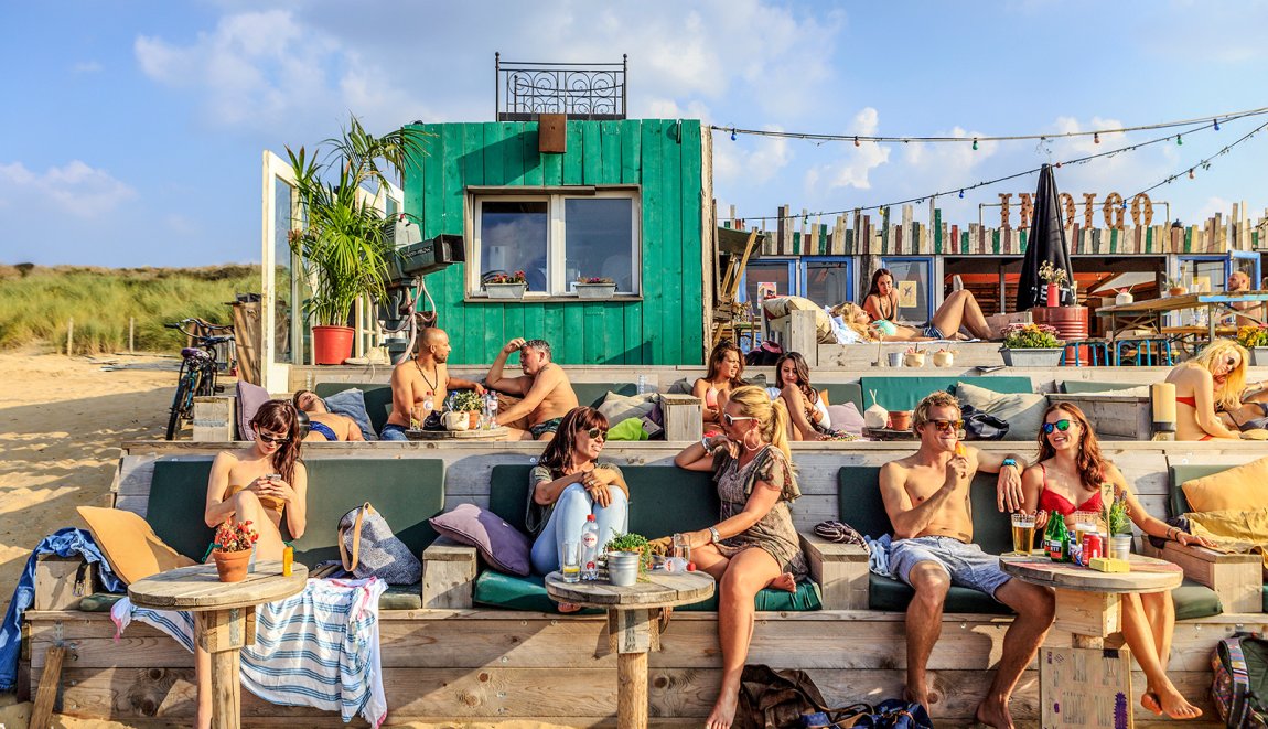 Mensen ontspannen bij Beachclub Indigo in Scheveningen