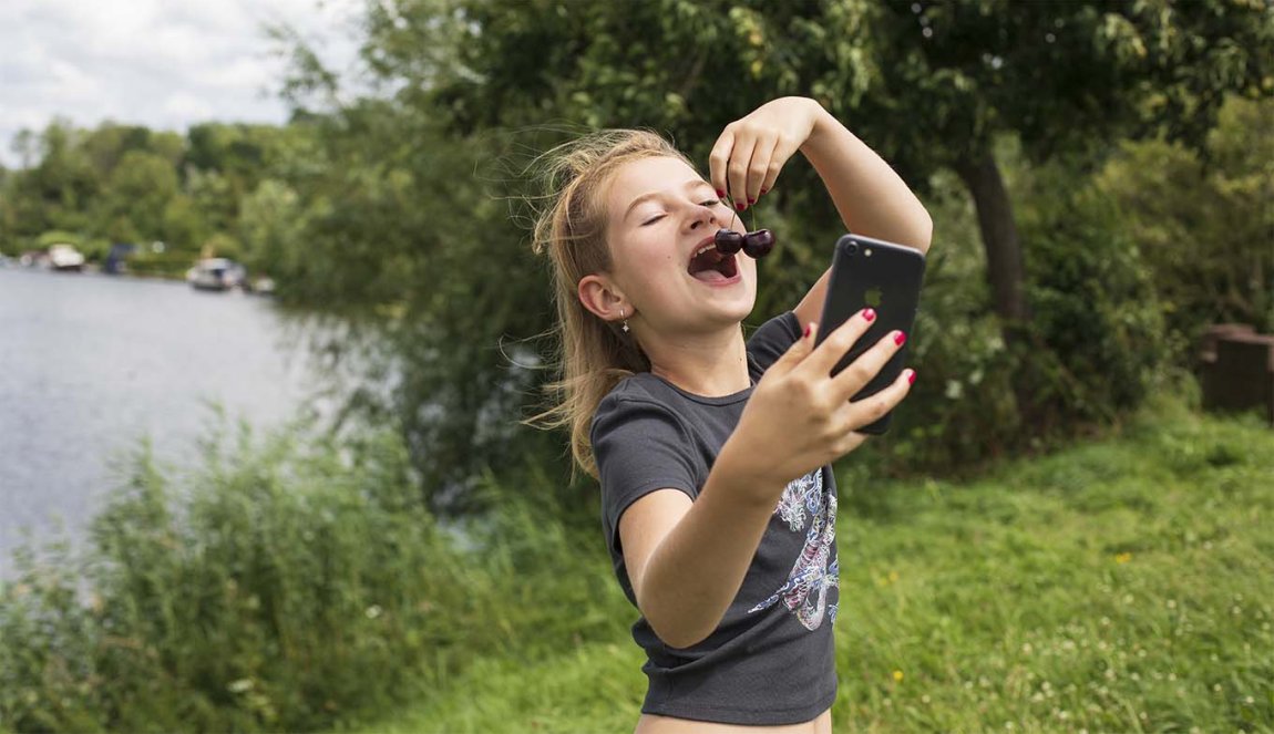 Kind in de kersenboomgaard