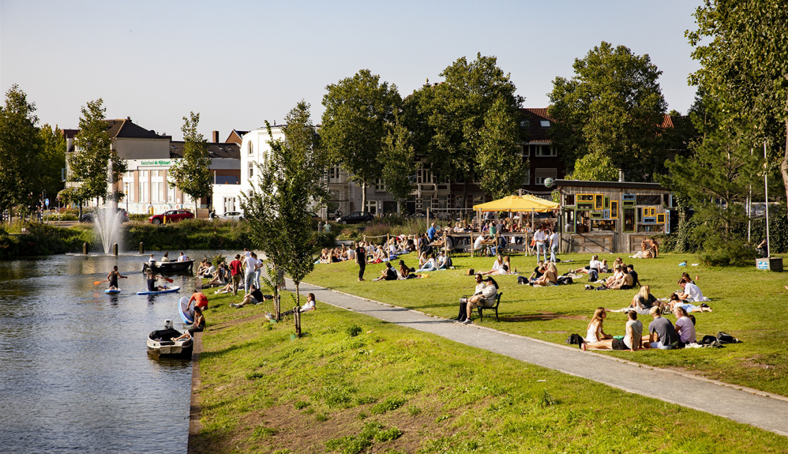 Zonnige dag aan de Singel in Utrecht