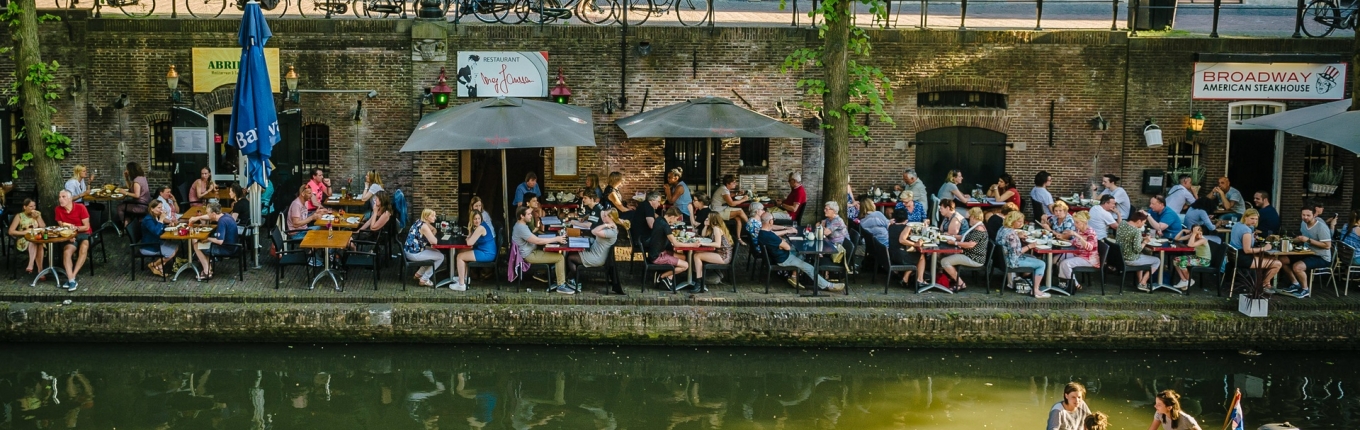 Eerste zomerse dag - volle terrassen in Utrecht