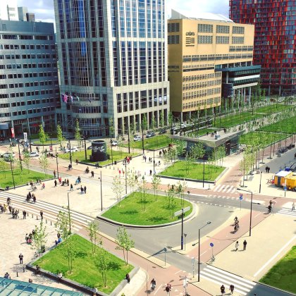 Mensen wandelen op plein voor Rotterdam Centraal Station