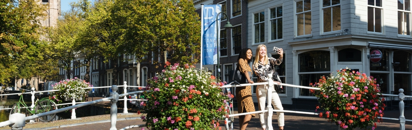 Twee vrouwen maken foto's in Delft
