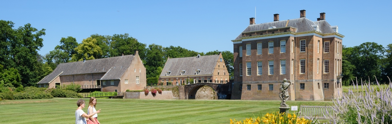 Twee wandelaars in de tuinen van Kasteel Middachten