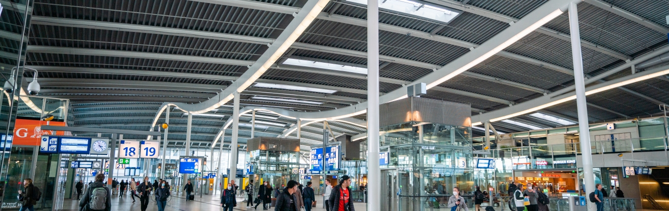 Mensen lopen door de stationshal van Utrecht Centraal Mensen lopen door de stationshal van Utrecht Centraal