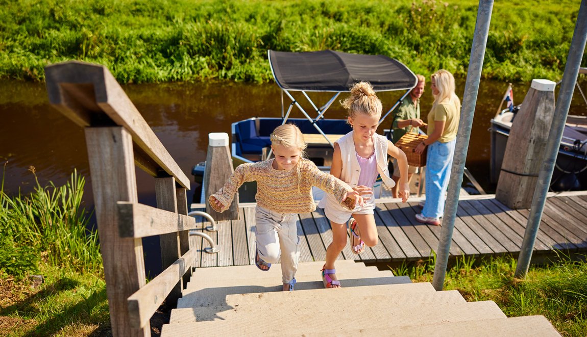 Gezin meert aan na varen op de Vecht Overijssel